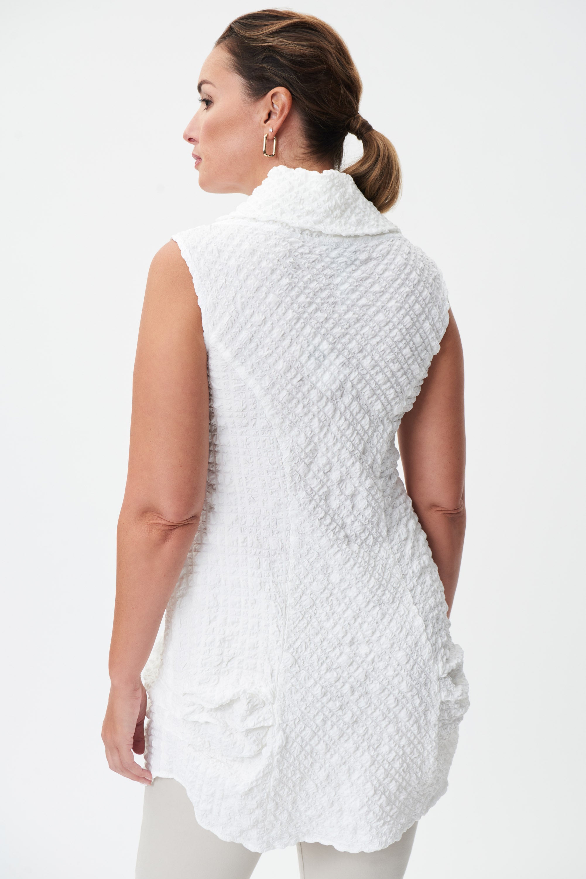 Tunique pour femme de Joseph Ribkoff avec col roulé sans poche ni fermeture éclaire.  facile à agencer avec tous vos pantalons préférés. Fait de 50% Viscose Rayon, 47% Polyester, 3% Spandex
