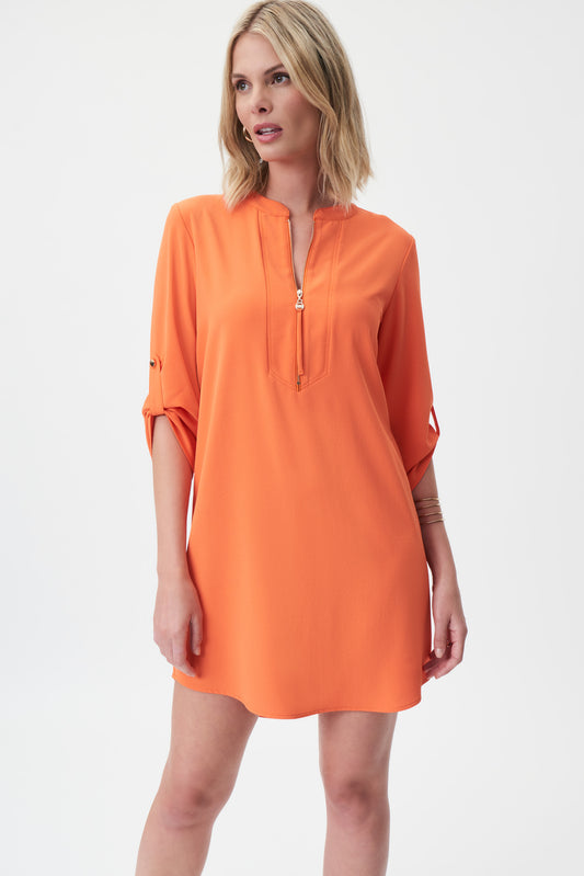 Belle petite robe de Joseph Ribkoff,  tendance, incarne la simplicité, l’élégance et la polyvalence. tissu ultra doux, avec un col mao à fermeture éclair. Sans poches. Manches trois quarts qui s'attachent. Fait de 100% Polyester