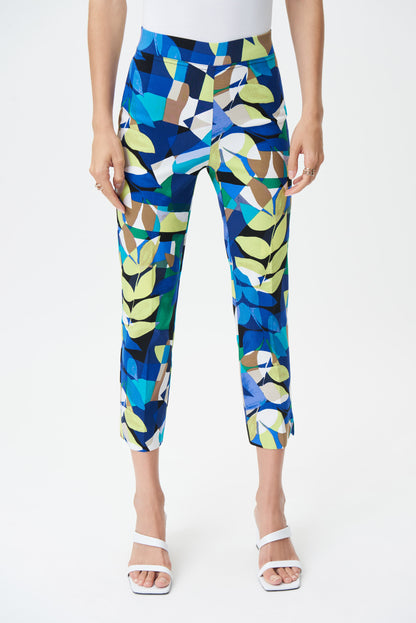 Pantacourt style capri pour femme à imprimé de motif tropicaux de  Joseph Ribkoff. Pantacourt sans poche avec une talle élastique. Fait de 76% Viscose Rayon, 21% Nylon, 3% Spandex