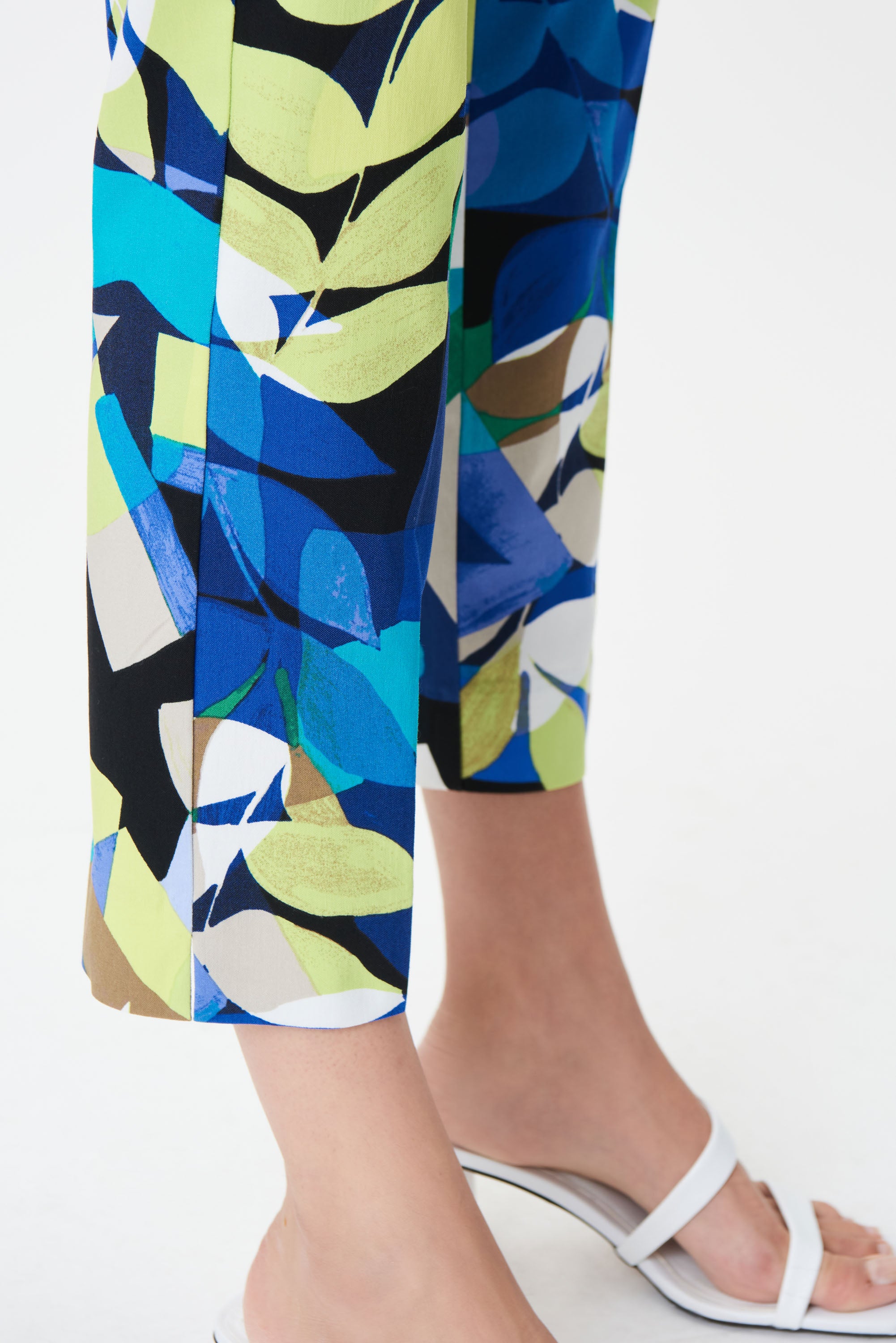 Pantacourt style capri pour femme à imprimé de motif tropicaux de  Joseph Ribkoff. Pantacourt sans poche avec une talle élastique. Fait de 76% Viscose Rayon, 21% Nylon, 3% Spandex