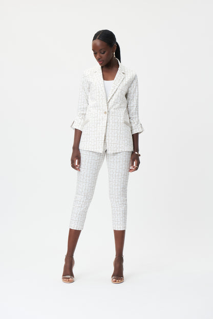 Pantalon blanc imprimé pour femme de Joseph Ribkoff, au style original . Coupe courte, sans poches, taille élastique, Fait de 76% Viscose Rayon, 21% Nylon, 3% Spandex
