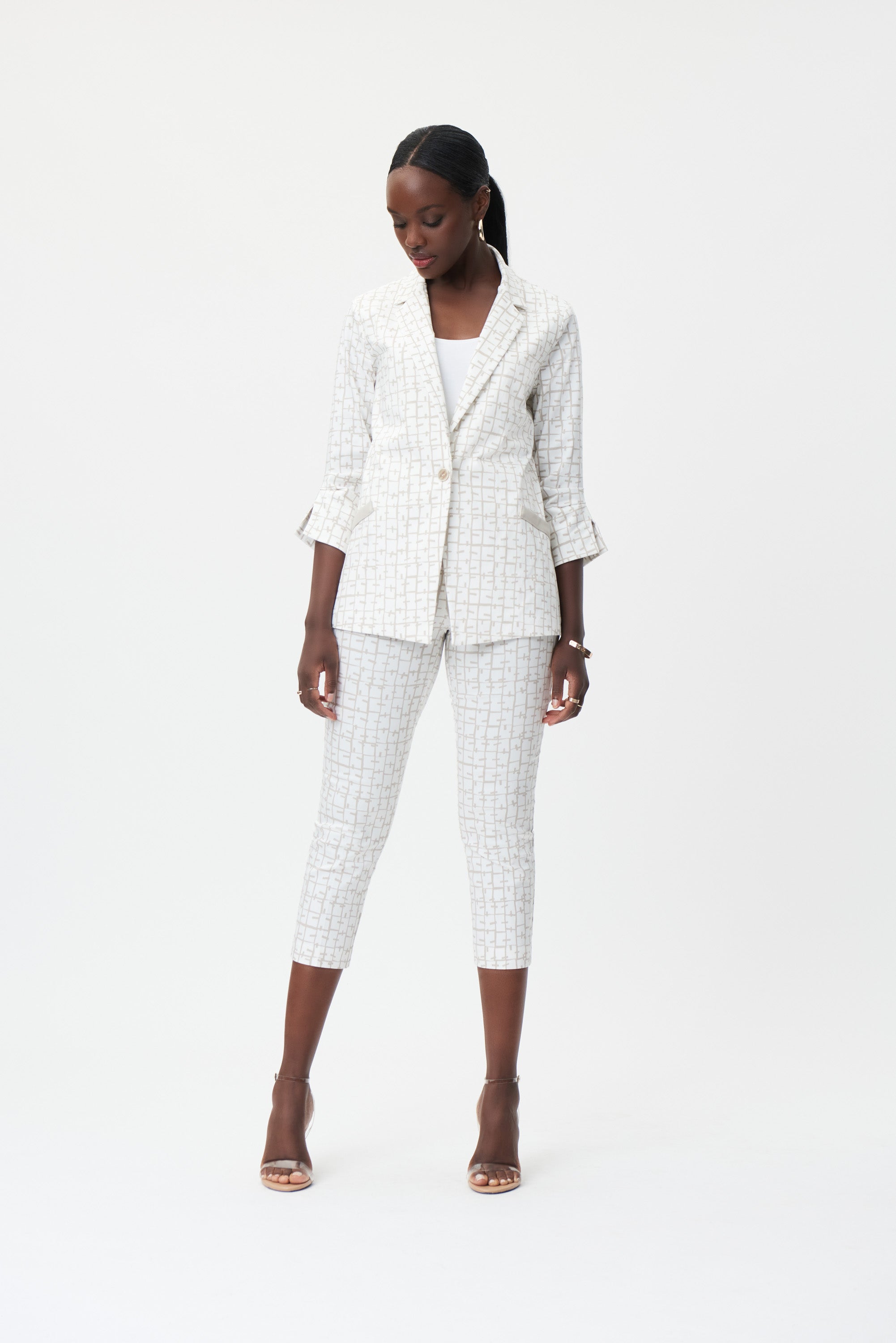 Pantalon blanc imprimé pour femme de Joseph Ribkoff, au style original . Coupe courte, sans poches, taille élastique, Fait de 76% Viscose Rayon, 21% Nylon, 3% Spandex