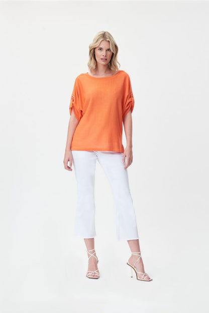 Ce haut couleur mandarine ou brun, style chandail pour femme plein d’élégance est signé par Joseph Ribkoff. Confortable et sophistiqué, il possède des manches courtes . fait de 85% Viscose Rayon, 15% Nylon., de couleur mandarine # 4025, et de couleur brun # 3877