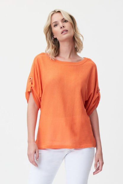 Ce haut couleur mandarine ou brun, style chandail pour femme plein d’élégance est signé par Joseph Ribkoff. Confortable et sophistiqué, il possède des manches courtes . fait de 85% Viscose Rayon, 15% Nylon., de couleur mandarine # 4025, et de couleur brun # 3877