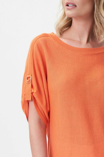 Ce haut couleur mandarine ou brun, style chandail pour femme plein d’élégance est signé par Joseph Ribkoff. Confortable et sophistiqué, il possède des manches courtes . fait de 85% Viscose Rayon, 15% Nylon., de couleur mandarine # 4025, et de couleur brun # 3877