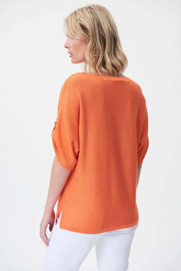 Ce haut couleur mandarine ou brun, style chandail pour femme plein d’élégance est signé par Joseph Ribkoff. Confortable et sophistiqué, il possède des manches courtes . fait de 85% Viscose Rayon, 15% Nylon., de couleur mandarine # 4025, et de couleur brun # 3877