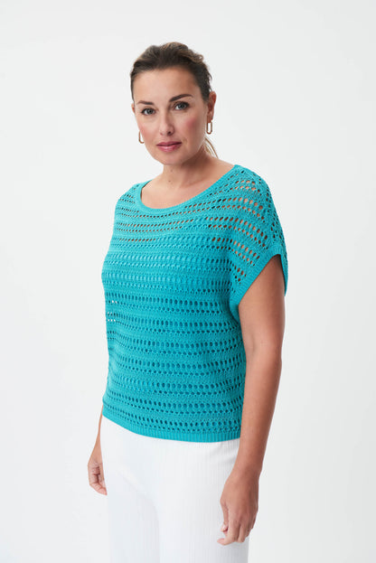 Superbe haut deux-pièces fait en mailles ouverte avec un col rond pour femme de Joseph Ribkoff. Coupe simple avec camisole coordonnée détachable de couleur unie qui s'agencera parfaitement avec une jupe ou un pantalon . 