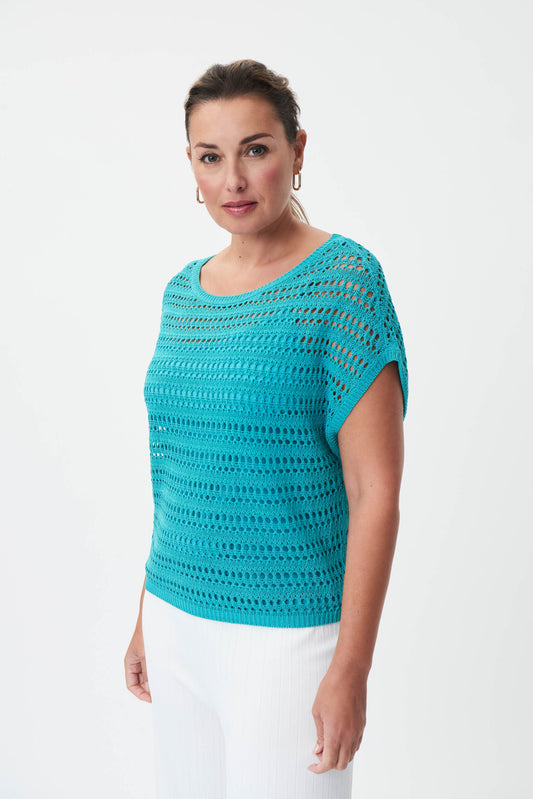 Superbe haut deux-pièces fait en mailles ouverte avec un col rond pour femme de Joseph Ribkoff. Coupe simple avec camisole coordonnée détachable de couleur unie qui s'agencera parfaitement avec une jupe ou un pantalon . 