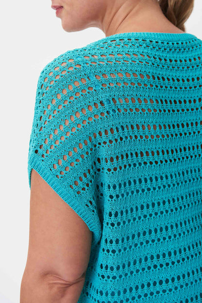 Superbe haut deux-pièces fait en mailles ouverte avec un col rond pour femme de Joseph Ribkoff. Coupe simple avec camisole coordonnée détachable de couleur unie qui s'agencera parfaitement avec une jupe ou un pantalon . 