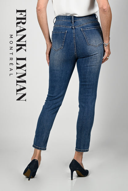 Jeans imprimé d'écriture en blanc sur le devant, signé Frank Lyman, longueur 7/8 a jambe étroite, avec toutes les poches et ganses pour la ceinture.