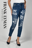 Jeans imprimé d'écriture en blanc sur le devant, signé Frank Lyman, longueur 7/8 a jambe étroite, avec toutes les poches et ganses pour la ceinture.