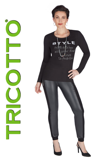 Pantalon de cuirette , avec bande sur le coté de la jambe. Donne un effet amincissant a la jambe. de fausse poche sur les cotés. Pas de Bande dans le bas. Très confortable. Bande élastique a la taille aussi pour un confort et un soutient accru. Fabriqué par TRICOTTO