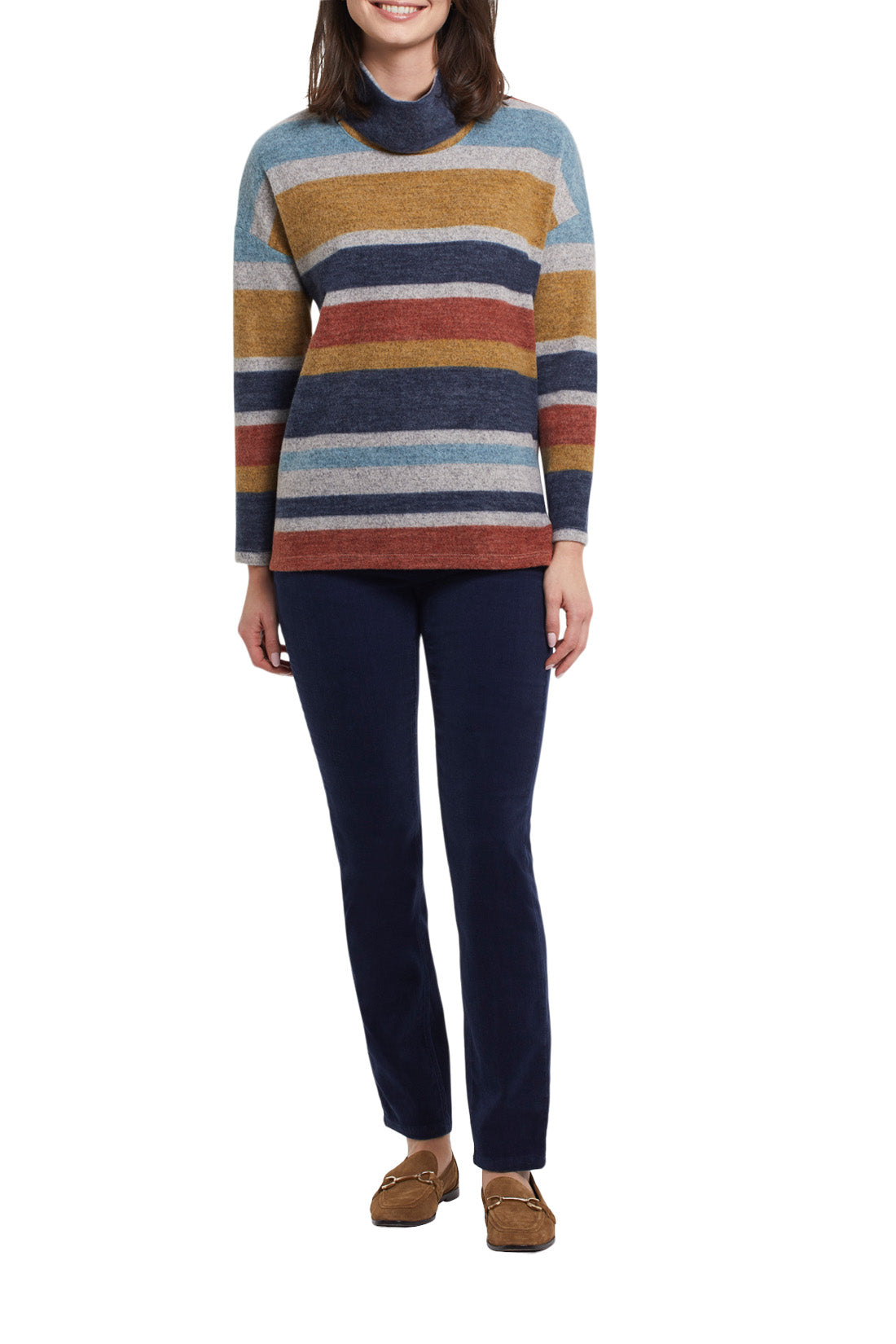 Chandail coloré, dans les tons de bleu, jaune-or et de blanc cassé. petit col montant .Un confort assuré pour la saison froide qui s en vient. Se porte super bien avec une belle veste matelassé. Fait par la compagnie TRIBAL.