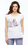 Chandail Style T-Shirt avec col rond, imprimé dans les tons de  rose sur le devant, le bas est ouvert de chaque coté, de la collection de Orly