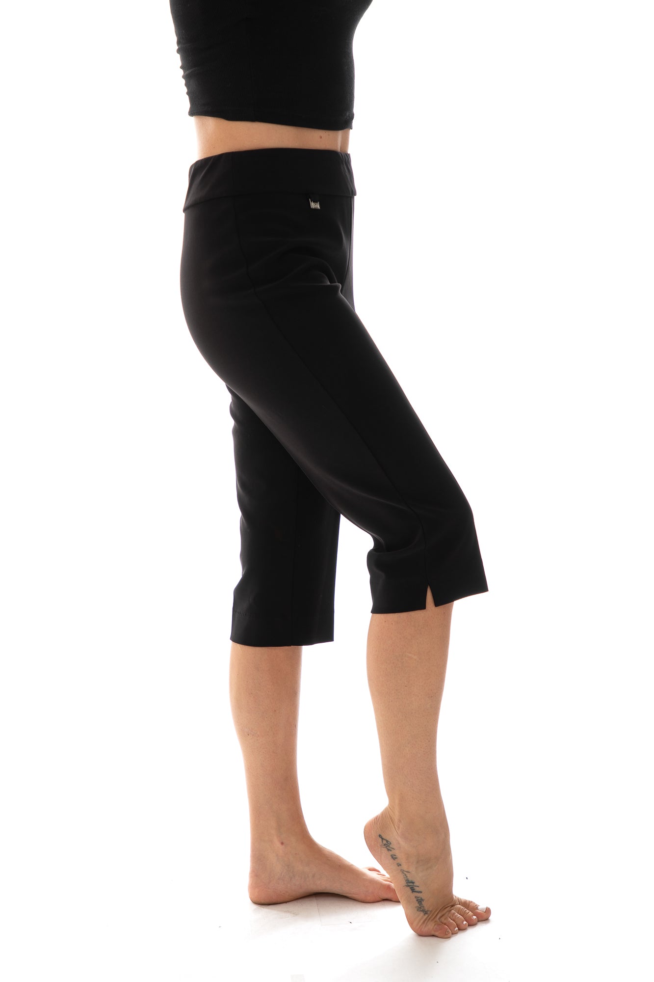 Superbe pantalon pour femme de style Capri en couleur noir offert par Bali, le bas de la jambe est fendu.