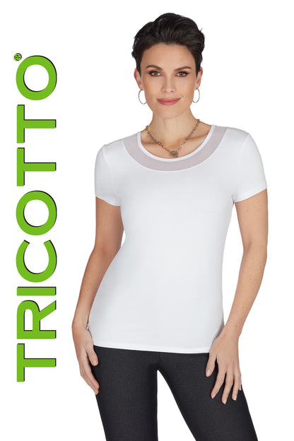 Chandail à manche courte, style t-shirt, pour femme signée Tricotto, avec col en rond et insertion transparente, disponible en Noir et en Blanc, léger ce chandail au style raffiné s'agencera très bien avec beaucoup de vêtements de votre garde-robe. Fais de 92% Viscose 8% Élasthanne.