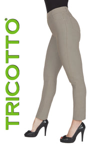 Jegging couleur SAND de Tricotto pour un confort suprême, avec fausse poche avant et vrai poches arrière.