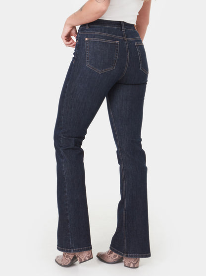 Jeans par Blackbull. Dans la teinte, darkstone. Taille régulière. Jambe droite légèrement évasée. Fermeture éclaire.