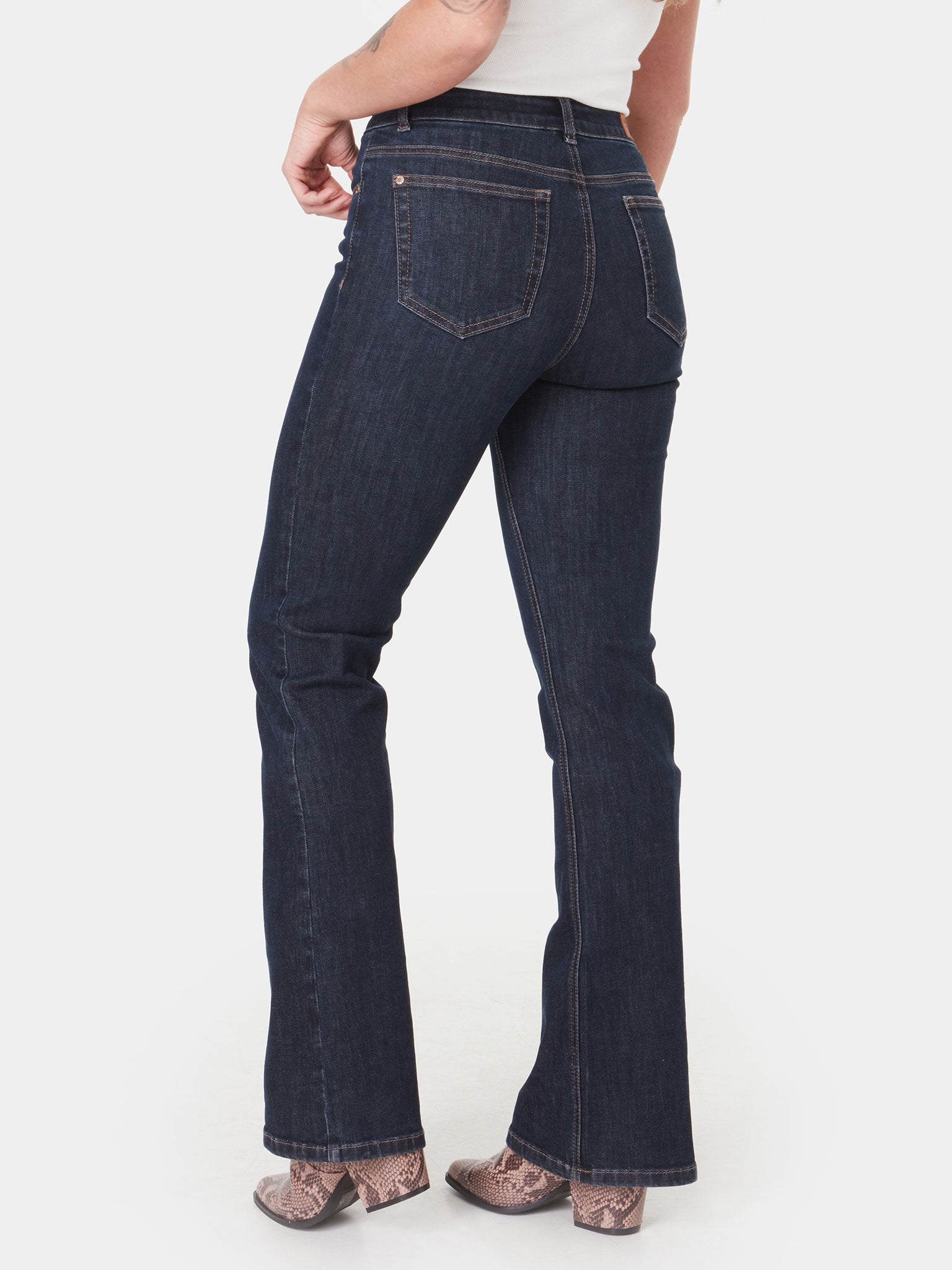 Jeans par Blackbull. Dans la teinte, darkstone. Taille régulière. Jambe droite légèrement évasée. Fermeture éclaire.