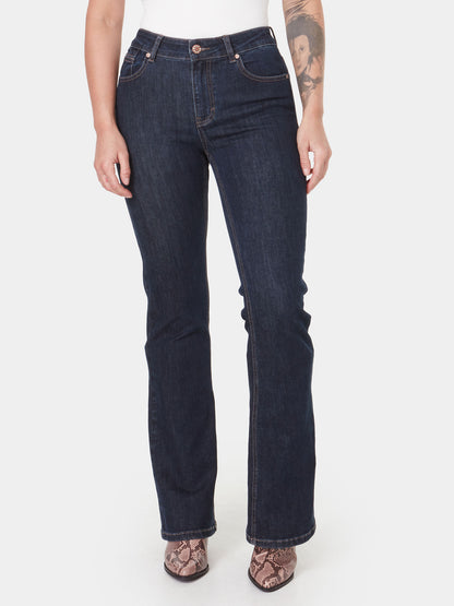 Jeans par Blackbull. Dans la teinte, darkstone. Taille régulière. Jambe droite légèrement évasée. Fermeture éclaire.