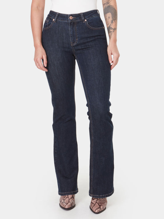 Jeans par Blackbull. Dans la teinte, darkstone. Taille régulière. Jambe droite légèrement évasée. Fermeture éclaire.