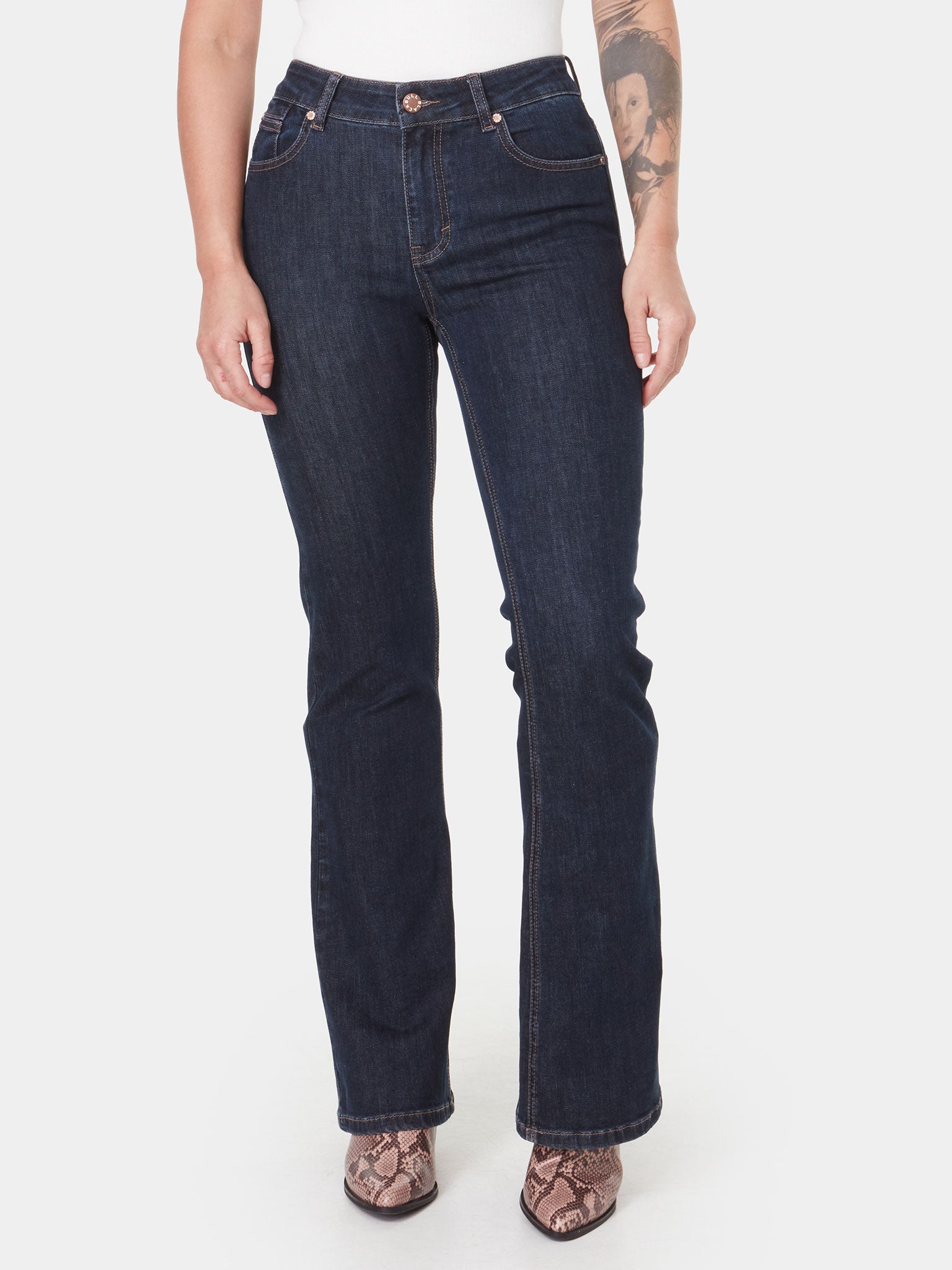 Jeans par Blackbull. Dans la teinte, darkstone. Taille régulière. Jambe droite légèrement évasée. Fermeture éclaire.