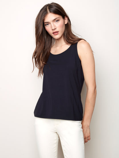 CAMISOLE RÉVERSIBLE TAILLE FORTE. SE PORTE DEVANT EN ''V'' OU EN ROND..A VOUS DE CHOISIR!!  SE FAIT DE TAILLE 1X A 3X .. COULEUR NOIR,BLANCHE OU MARINE