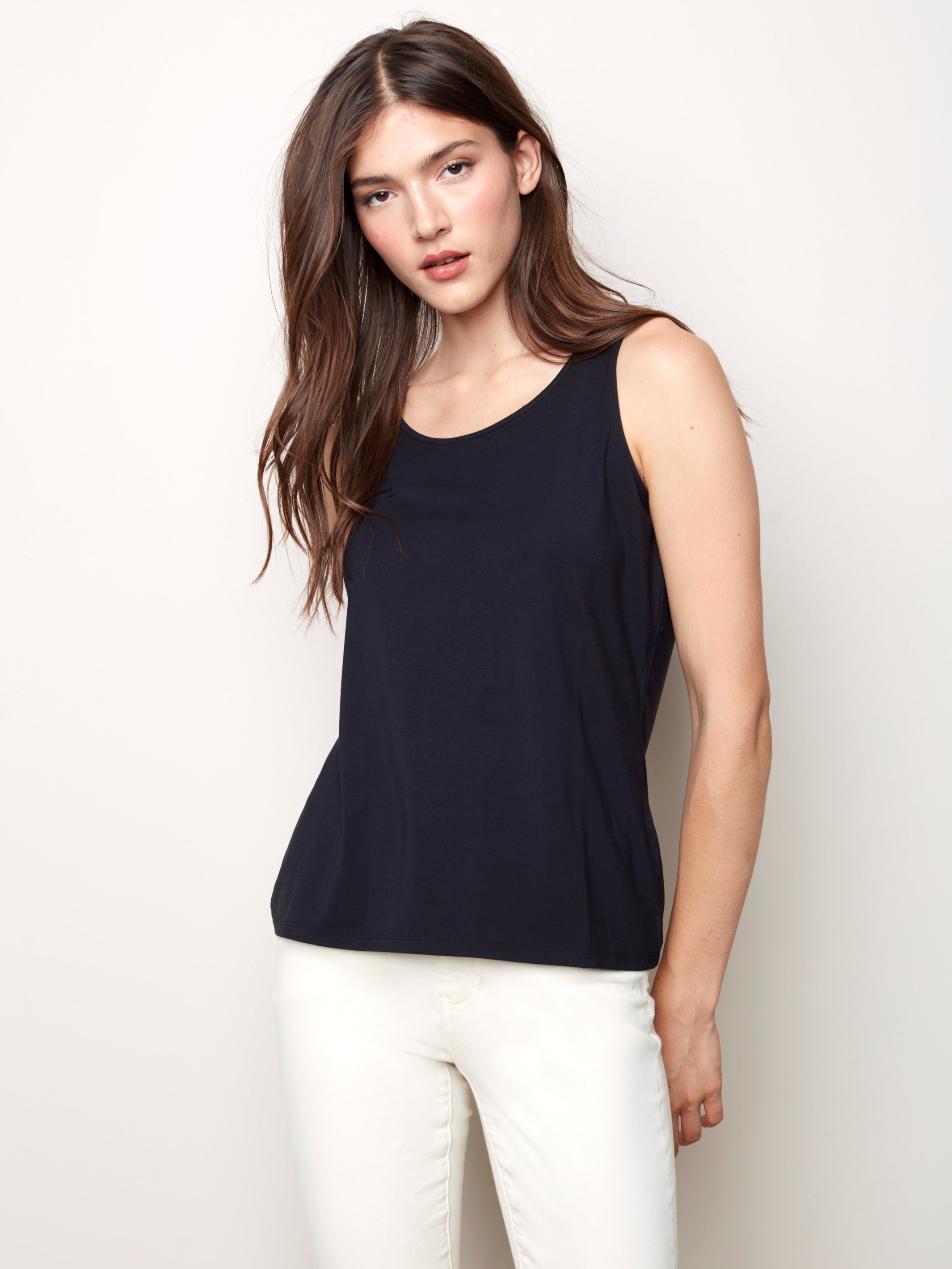 CAMISOLE RÉVERSIBLE TAILLE FORTE. SE PORTE DEVANT EN ''V'' OU EN ROND..A VOUS DE CHOISIR!!  SE FAIT DE TAILLE 1X A 3X .. COULEUR NOIR,BLANCHE OU MARINE