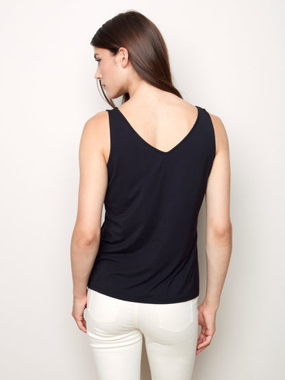 CAMISOLE RÉVERSIBLE TAILLE FORTE. SE PORTE DEVANT EN ''V'' OU EN ROND..A VOUS DE CHOISIR!!  SE FAIT DE TAILLE 1X A 3X .. COULEUR NOIR,BLANCHE OU MARINE