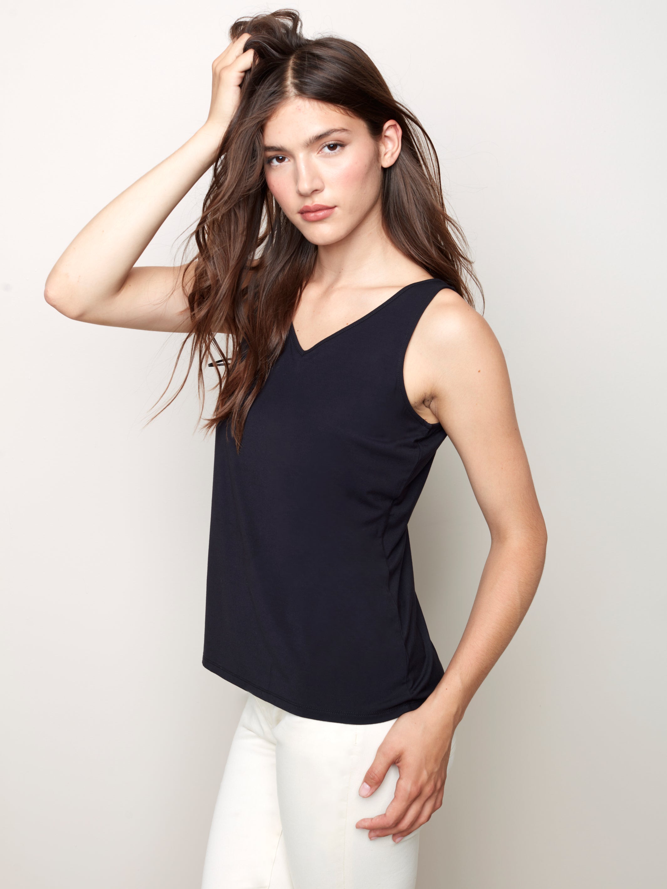 CAMISOLE RÉVERSIBLE TAILLE FORTE. SE PORTE DEVANT EN ''V'' OU EN ROND..A VOUS DE CHOISIR!!  SE FAIT DE TAILLE 1X A 3X .. COULEUR NOIR,BLANCHE OU MARINE