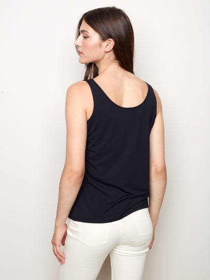 CAMISOLE RÉVERSIBLE TAILLE FORTE. SE PORTE DEVANT EN ''V'' OU EN ROND..A VOUS DE CHOISIR!!  SE FAIT DE TAILLE 1X A 3X .. COULEUR NOIR,BLANCHE OU MARINE