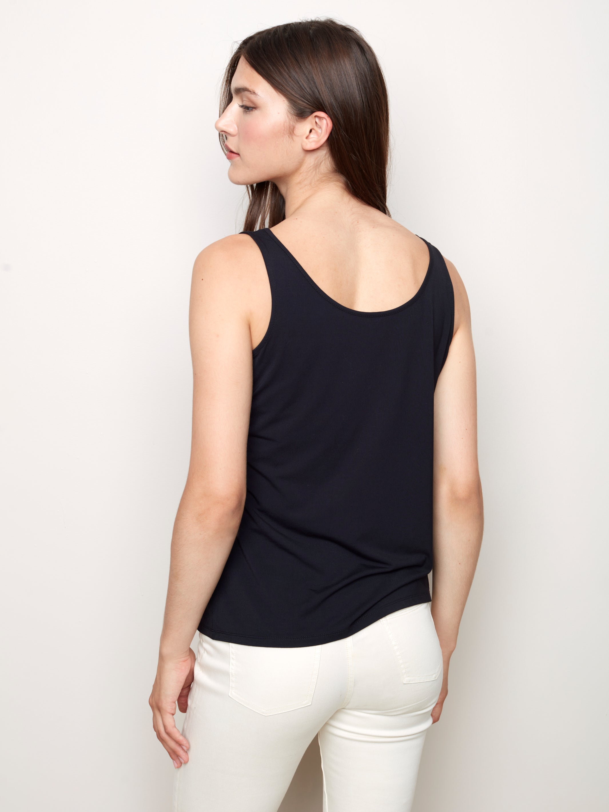 CAMISOLE RÉVERSIBLE TAILLE FORTE. SE PORTE DEVANT EN ''V'' OU EN ROND..A VOUS DE CHOISIR!!  SE FAIT DE TAILLE 1X A 3X .. COULEUR NOIR,BLANCHE OU MARINE