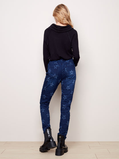 JEANS SUPER ORIGINAL!!  IMPRIMÉ ÉTOILE,SUR FOND BLEU. DE COUPE ''JEGGING'', VOUS SEREZ HYPER CONFORTABLE DANS SE MODELE..LACET A LA TAILLE POUR UN MAINTIENT SUPÉRIEUR. SIGNÉ CHARLIE B