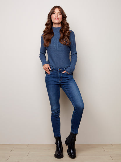 JEANS TAILLE FORTE BASICDE COULEUR BLEU. POCHE AVANT,POCHE ARRIERE,CEINTURE AVEC BOUTONNIERE. TRES CONFORTABLE. SIGNÉ CHARLIE B