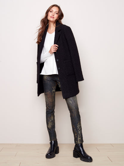 SUPERBE JEANS RÉVERSIBLE , CÔTÉ VERT KAKHI ET CÔTÉ IMPRIMÉ REPTILE...DANS LES TONS DE BRUN,NOIR, BEIGE ET DE KAKHI. CEINTURE AVEC BOUTONNIERE..VOUS ALLEZ AIMER AVOIR 2 PANTALONS POUR LE PRIX DE 1.FABRIQUÉ PAR CHARLIE B