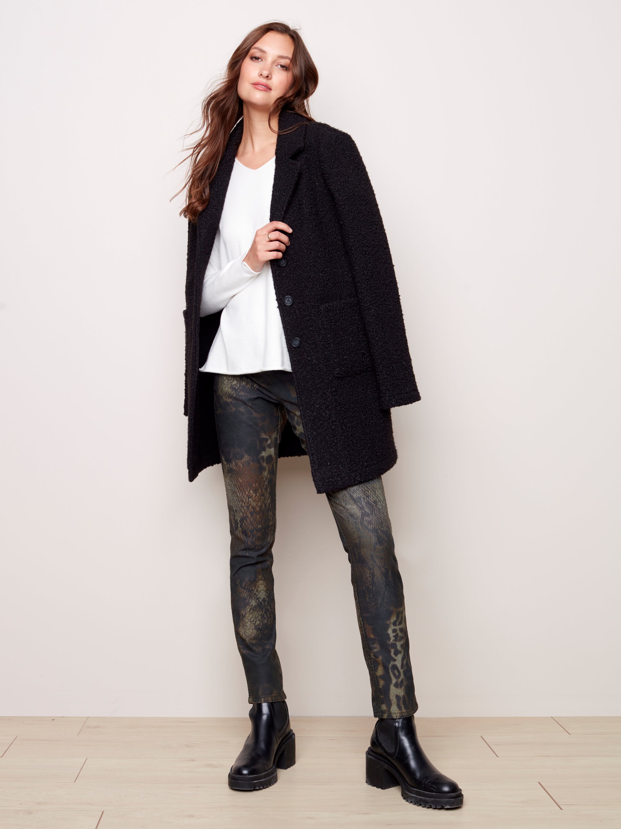 SUPERBE JEANS RÉVERSIBLE , CÔTÉ VERT KAKHI ET CÔTÉ IMPRIMÉ REPTILE...DANS LES TONS DE BRUN,NOIR, BEIGE ET DE KAKHI. CEINTURE AVEC BOUTONNIERE..VOUS ALLEZ AIMER AVOIR 2 PANTALONS POUR LE PRIX DE 1.FABRIQUÉ PAR CHARLIE B