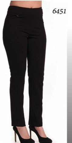 Pantalon classique, disponible en marine, noir et gris.