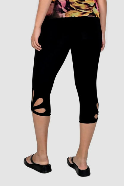Superbe Pantalon en tricot de Frank Lyman. Ce pantalon pour femme inspire le luxe avec son bas de jambe stylé.