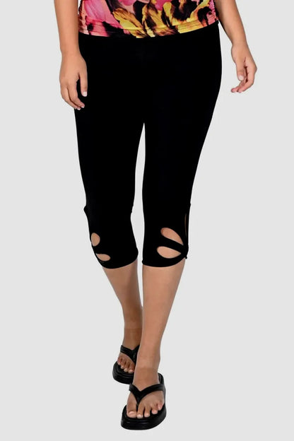 Superbe Pantalon en tricot de Frank Lyman. Ce pantalon pour femme inspire le luxe avec son bas de jambe stylé.