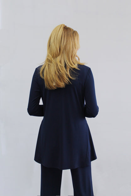MAGNIFIQUE PARDESSUS,A PORTER SUR UNE ROBE, UNE CAMISOLE,PETIT CHANDAIL...TRES TRES PRATIQUE POUR TOUTE LES OCCASIONS...SE FAIT DANS LE NOIR ET LE MARINE. SIGNÉ SOFT WORKS