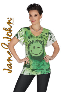 Magnifique chandail style T-shirt pour femme, avec imprimé de couleur vert remplis de petites pierres. À porter sous un veston ou une veste pour la saison hivernale ou seule cet été. Signé JANE & JOHN