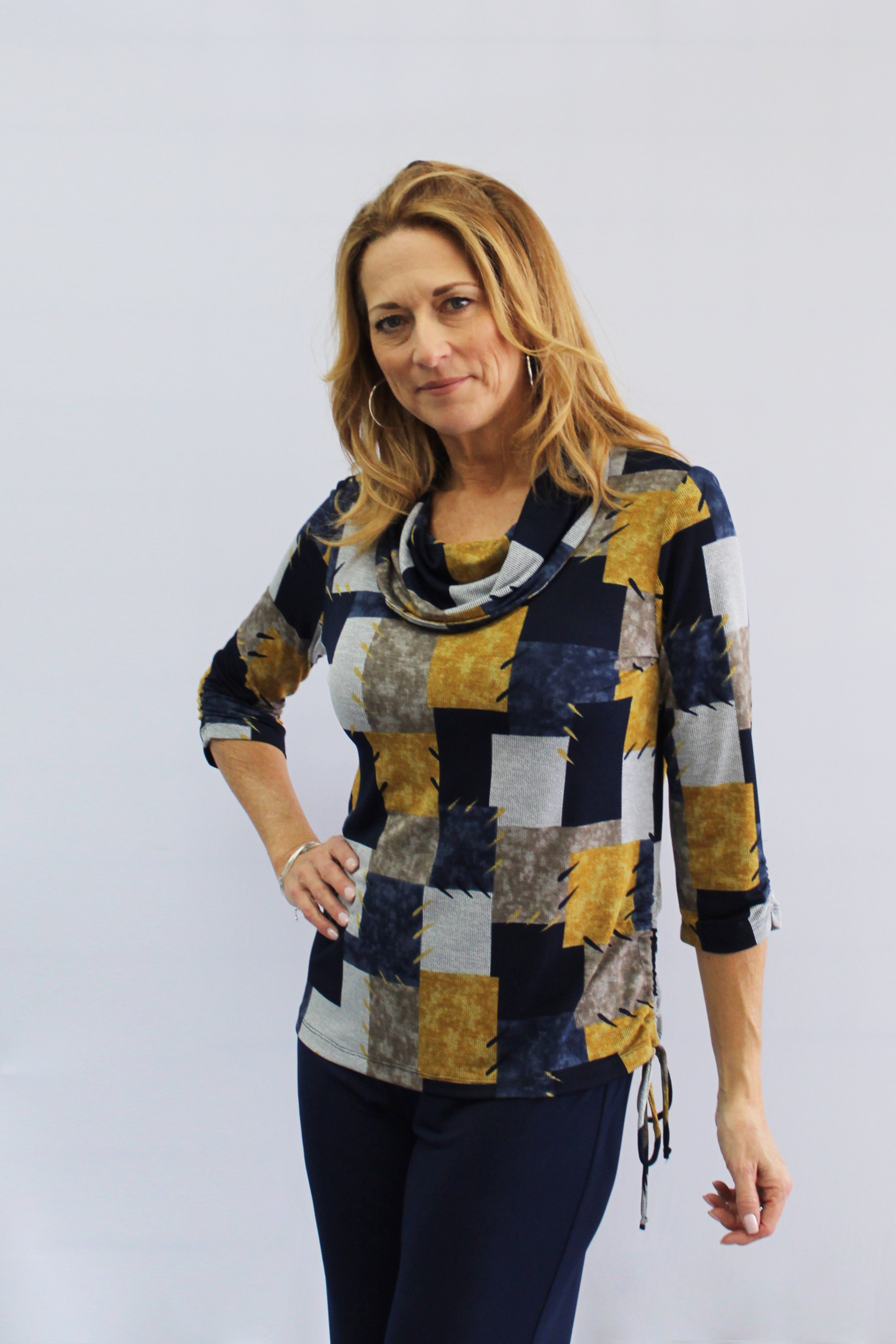 SUPERBE CHANDAIL TRES LEGER, FAIT DE 95% POLYESTERE ET 5% DE SPANDEX. DE COULEUR MARINE, JAUNE OR ET GRIS,IL SE PORTERA TRES BIEN AVEC UN PANTALON MARINE,UN JEANS OU MEME UNE BELLE JUPE. LES MANCHES ET UN COTÉ DU CHANDAILS SONT PLISSÉS POUR DONNER UN LOOK DÉCONTRACTÉ AU CHANDAIL..SIGNÉ SOFT WORKS