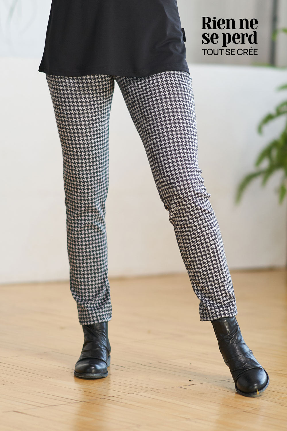 PANTALON PIED-DE-POULE SUPER DOUX ET EXTENSIBLE..SA CEINTURE ÉLASTIQUE QUI TIENT BIEN A LA TAILLE VOUS DONNERA UN SUPER CONFORT..COULEUR GRIS PALE ET NOIR. SIGNÉ RIEN NE SE PERD..