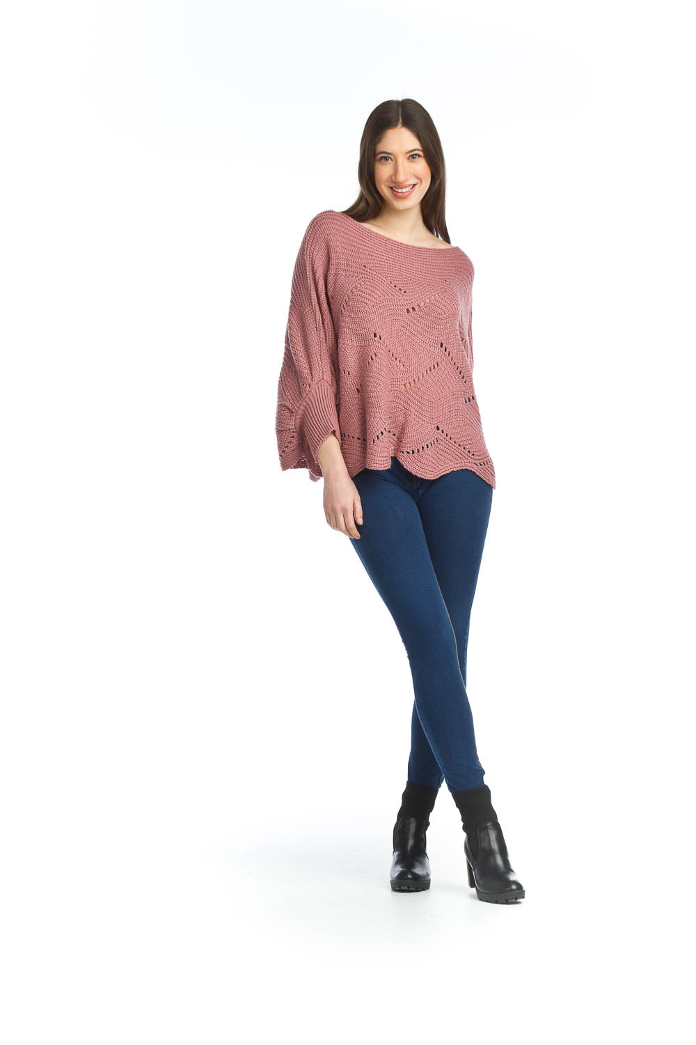 SUPERBE PONCHO DANS LES TONS DE VIEUX ROSE,STYLE BRODÉ AVEC LE BAS GODÉE...MANCHE CHAUVE-SOURIS . POIGNET AJUSTÉ POUR PLUS DE CONFORT ET DE SOUTIENT.SIGNÉ PAPILLON