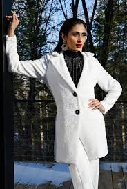 Superbe manteau automne-printemps a porter dans les entre saison. Tout doux, style un peu laine bouillie, avec 2 boutons pour attacher. Super léger, s amène bien en voyage pour les soirées plus fraiche. Fait au Canada par Frank Lyman