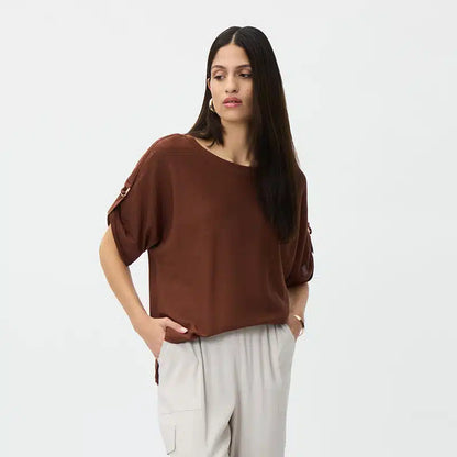 Ce haut couleur mandarine ou brun, style chandail pour femme plein d’élégance est signé par Joseph Ribkoff. Confortable et sophistiqué, il possède des manches courtes . fait de 85% Viscose Rayon, 15% Nylon., de couleur mandarine # 4025, et de couleur brun # 3877