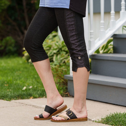 Le legging-capri Idola se porte à merveille avec la plupart de nos hauts et tuniques. Il se démarquera de vos autres bas d’été avec ses bandes latérales, son bouton cousu sur la petite ganse et son ouverture dans le bas, sur les côtés. Vous le trouverez ultra confortable car il est fait dans un tissu qui ressemble à du denim mais qui est beaucoup plus doux et extensible.