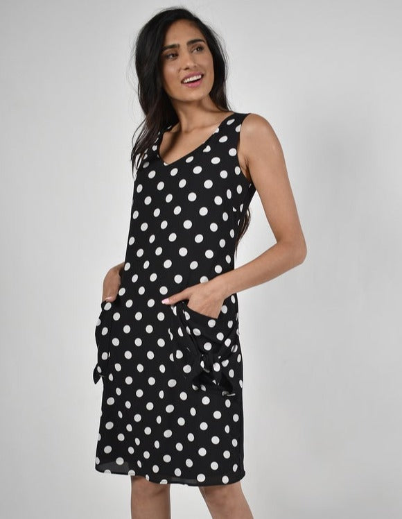 Pois et petites boucles s'unissent pour créer un look féminin et chic. Tissu léger et fluide. Col en V. Cette pièce est munie de poche. Coupe droite. Par Frank Lyman.